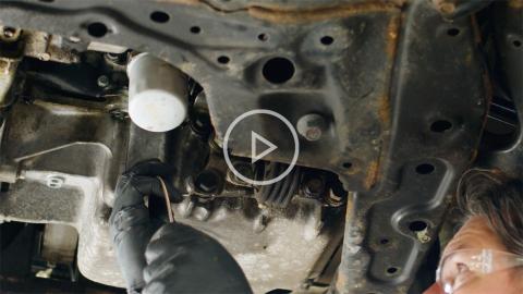 Solving a vehicle with a rattling engine after a cold start